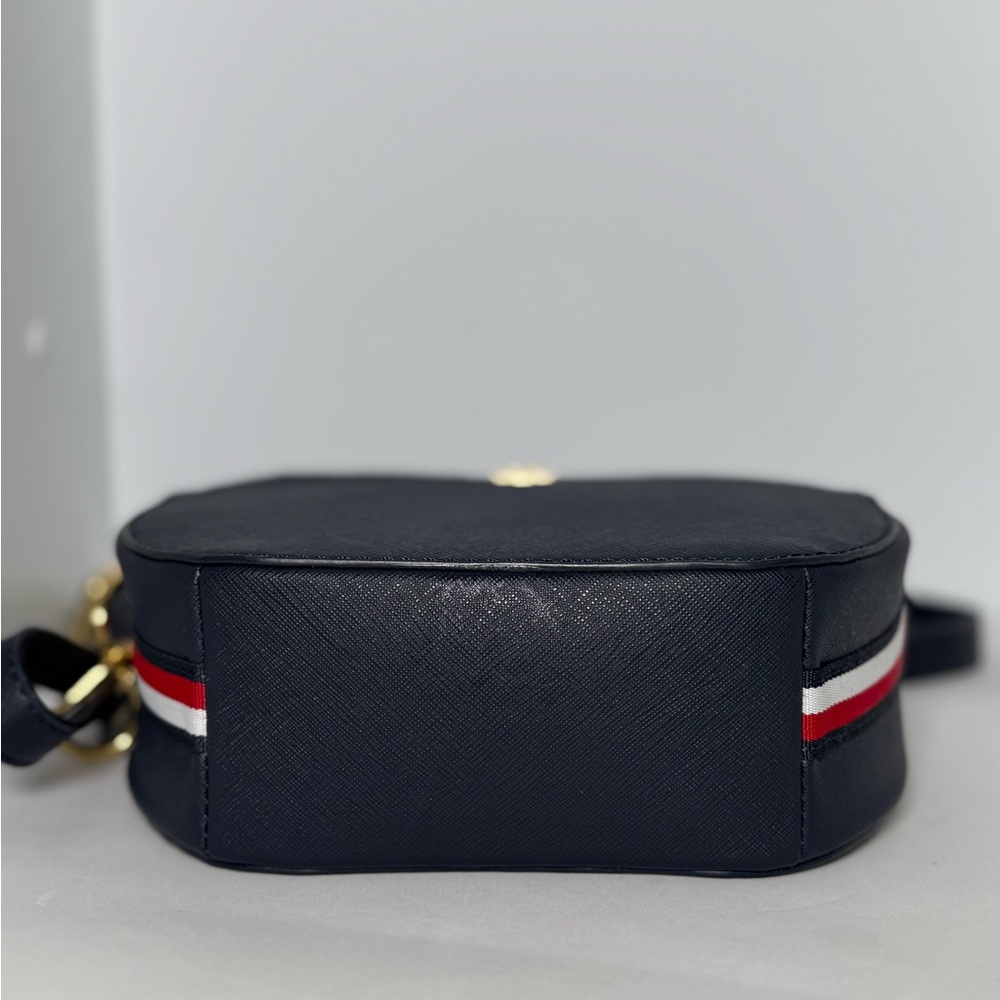 Tommy Hilfiger Joy II Canteen Crossbody Bag/ Navy - Picture 4 of 9